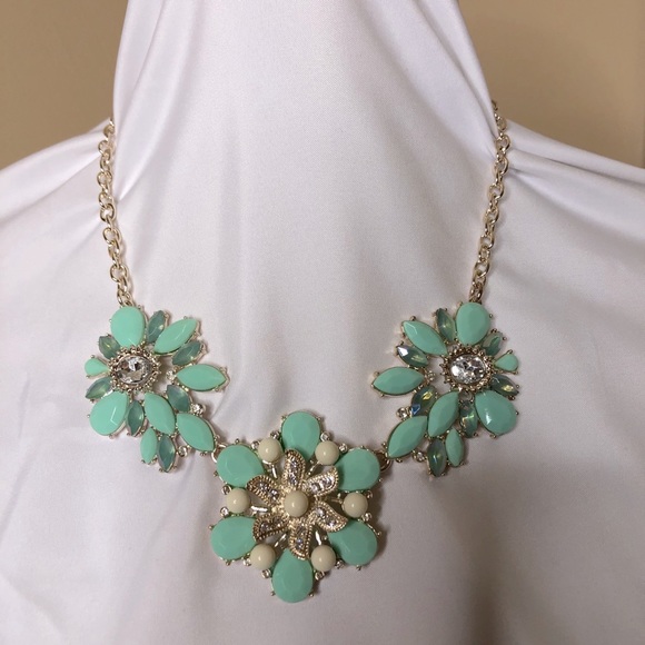 Francesca’s Collection Statement Necklace - Picture 1 of 5